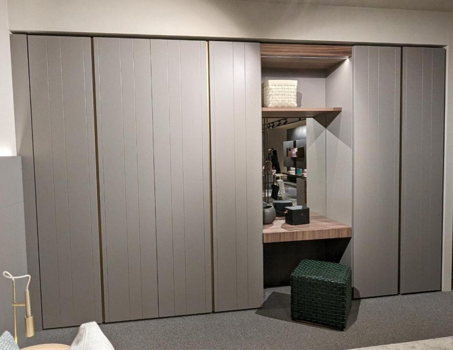Современный распашной шкаф в эмали Терра